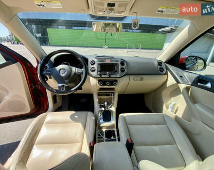 Красный Фольксваген Тигуан, объемом двигателя 1.98 л и пробегом 270 тыс. км за 10800 $, фото 7 на Automoto.ua