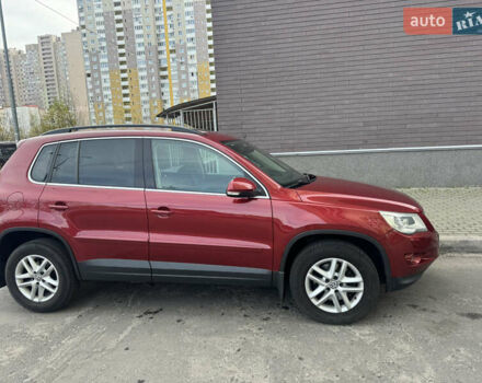 Красный Фольксваген Тигуан, объемом двигателя 1.97 л и пробегом 205 тыс. км за 12500 $, фото 1 на Automoto.ua