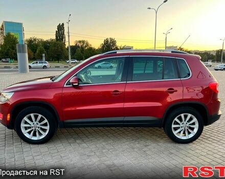 Красный Фольксваген Тигуан, объемом двигателя 2 л и пробегом 205 тыс. км за 13800 $, фото 3 на Automoto.ua