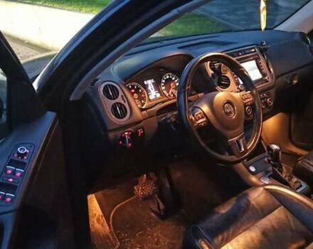 Червоний Фольксваген Тігуан, об'ємом двигуна 1.98 л та пробігом 182 тис. км за 12000 $, фото 16 на Automoto.ua