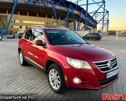 Красный Фольксваген Тигуан, объемом двигателя 2 л и пробегом 205 тыс. км за 13800 $, фото 2 на Automoto.ua
