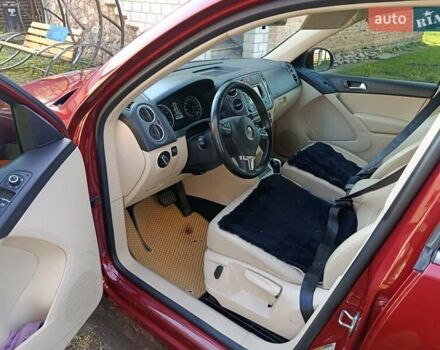 Красный Фольксваген Тигуан, объемом двигателя 1.98 л и пробегом 497 тыс. км за 9000 $, фото 6 на Automoto.ua