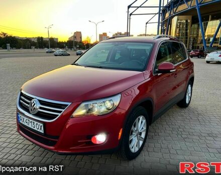 Красный Фольксваген Тигуан, объемом двигателя 2 л и пробегом 205 тыс. км за 13800 $, фото 1 на Automoto.ua