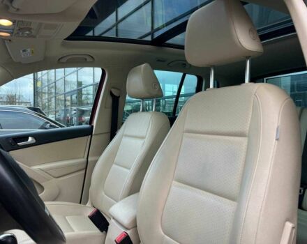 Червоний Фольксваген Тігуан, об'ємом двигуна 2 л та пробігом 120 тис. км за 11800 $, фото 11 на Automoto.ua