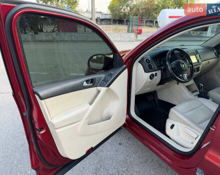 Красный Фольксваген Тигуан, объемом двигателя 1.98 л и пробегом 181 тыс. км за 12200 $, фото 9 на Automoto.ua