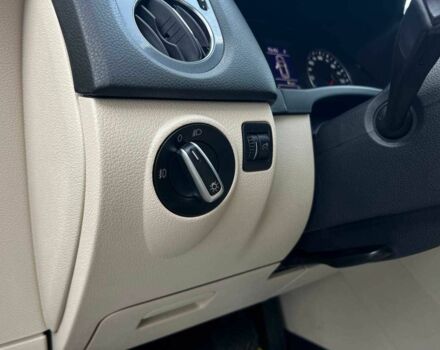 Червоний Фольксваген Тігуан, об'ємом двигуна 2 л та пробігом 120 тис. км за 11800 $, фото 18 на Automoto.ua