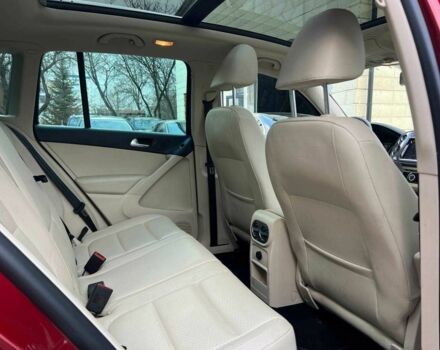 Червоний Фольксваген Тігуан, об'ємом двигуна 2 л та пробігом 120 тис. км за 11800 $, фото 23 на Automoto.ua