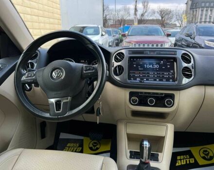 Червоний Фольксваген Тігуан, об'ємом двигуна 2 л та пробігом 120 тис. км за 11800 $, фото 13 на Automoto.ua