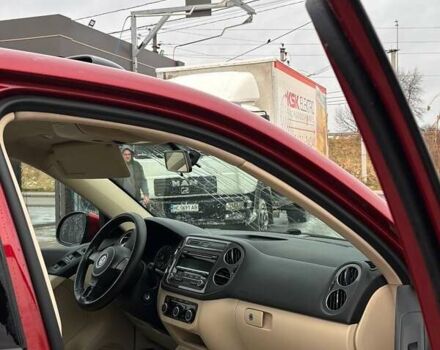 Красный Фольксваген Тигуан, объемом двигателя 2 л и пробегом 198 тыс. км за 8999 $, фото 12 на Automoto.ua