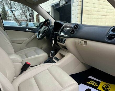 Червоний Фольксваген Тігуан, об'ємом двигуна 2 л та пробігом 120 тис. км за 11800 $, фото 21 на Automoto.ua