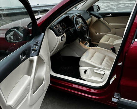 Красный Фольксваген Тигуан, объемом двигателя 1.98 л и пробегом 224 тыс. км за 11500 $, фото 5 на Automoto.ua