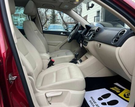 Червоний Фольксваген Тігуан, об'ємом двигуна 2 л та пробігом 120 тис. км за 11800 $, фото 22 на Automoto.ua