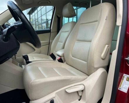 Червоний Фольксваген Тігуан, об'ємом двигуна 2 л та пробігом 120 тис. км за 11800 $, фото 9 на Automoto.ua