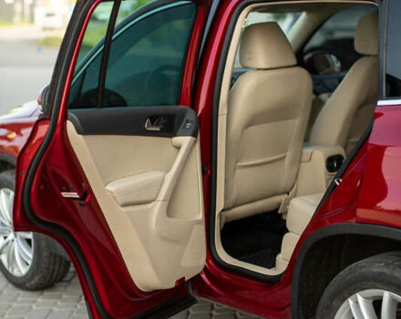 Красный Фольксваген Тигуан, объемом двигателя 1.98 л и пробегом 159 тыс. км за 13300 $, фото 16 на Automoto.ua