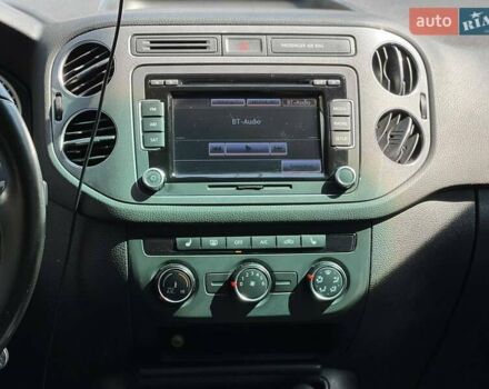 Червоний Фольксваген Тігуан, об'ємом двигуна 2 л та пробігом 91 тис. км за 13500 $, фото 8 на Automoto.ua