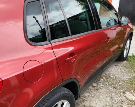 Красный Фольксваген Тигуан, объемом двигателя 2 л и пробегом 123 тыс. км за 267 $, фото 3 на Automoto.ua