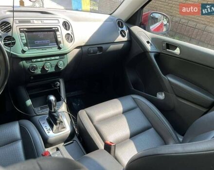 Червоний Фольксваген Тігуан, об'ємом двигуна 2 л та пробігом 91 тис. км за 13500 $, фото 12 на Automoto.ua