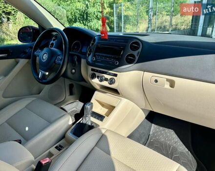 Красный Фольксваген Тигуан, объемом двигателя 2 л и пробегом 236 тыс. км за 12550 $, фото 40 на Automoto.ua