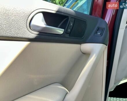 Красный Фольксваген Тигуан, объемом двигателя 2 л и пробегом 236 тыс. км за 12550 $, фото 55 на Automoto.ua