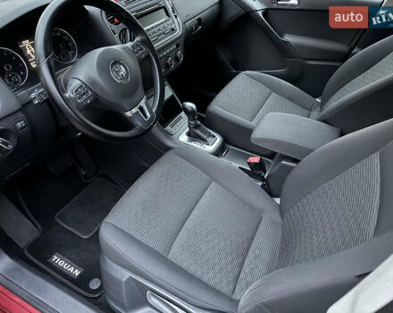 Красный Фольксваген Тигуан, объемом двигателя 1.98 л и пробегом 160 тыс. км за 12000 $, фото 9 на Automoto.ua