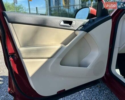 Красный Фольксваген Тигуан, объемом двигателя 2 л и пробегом 236 тыс. км за 12550 $, фото 59 на Automoto.ua