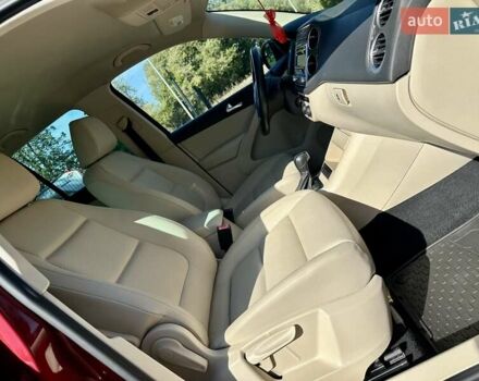 Красный Фольксваген Тигуан, объемом двигателя 2 л и пробегом 236 тыс. км за 12550 $, фото 43 на Automoto.ua