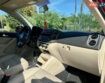 Красный Фольксваген Тигуан, объемом двигателя 2 л и пробегом 236 тыс. км за 12550 $, фото 45 на Automoto.ua