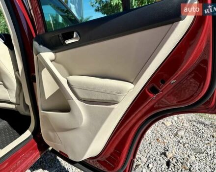 Красный Фольксваген Тигуан, объемом двигателя 2 л и пробегом 236 тыс. км за 12550 $, фото 36 на Automoto.ua