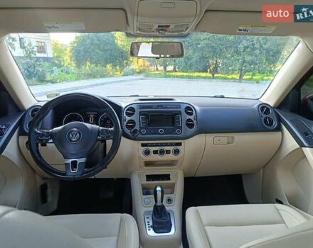 Красный Фольксваген Тигуан, объемом двигателя 2 л и пробегом 177 тыс. км за 12700 $, фото 2 на Automoto.ua