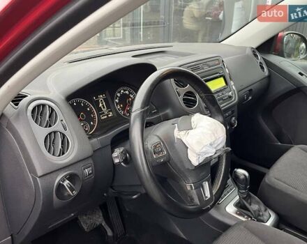 Червоний Фольксваген Тігуан, об'ємом двигуна 2 л та пробігом 142 тис. км за 7900 $, фото 16 на Automoto.ua