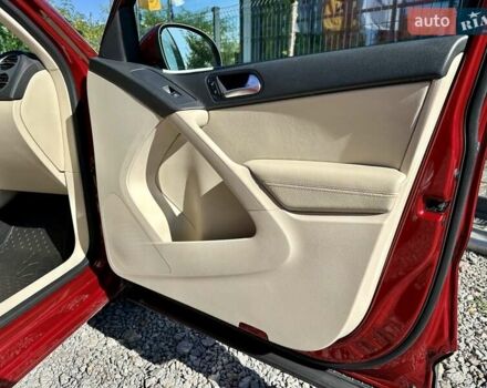 Красный Фольксваген Тигуан, объемом двигателя 2 л и пробегом 236 тыс. км за 12550 $, фото 41 на Automoto.ua