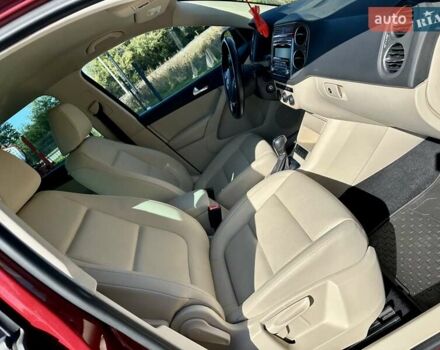 Красный Фольксваген Тигуан, объемом двигателя 2 л и пробегом 236 тыс. км за 12550 $, фото 39 на Automoto.ua