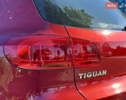 Красный Фольксваген Тигуан, объемом двигателя 2 л и пробегом 236 тыс. км за 12550 $, фото 26 на Automoto.ua