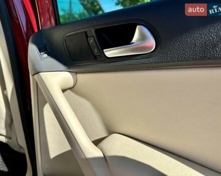 Красный Фольксваген Тигуан, объемом двигателя 2 л и пробегом 236 тыс. км за 12550 $, фото 37 на Automoto.ua