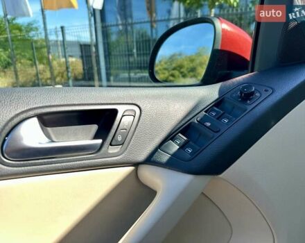 Красный Фольксваген Тигуан, объемом двигателя 2 л и пробегом 236 тыс. км за 12550 $, фото 58 на Automoto.ua