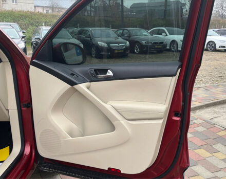 Красный Фольксваген Тигуан, объемом двигателя 2 л и пробегом 231 тыс. км за 12999 $, фото 19 на Automoto.ua