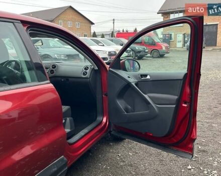 Червоний Фольксваген Тігуан, об'ємом двигуна 2 л та пробігом 142 тис. км за 7900 $, фото 20 на Automoto.ua