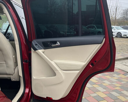 Красный Фольксваген Тигуан, объемом двигателя 2 л и пробегом 231 тыс. км за 12999 $, фото 17 на Automoto.ua