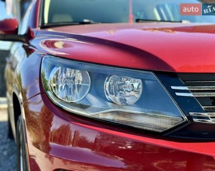 Красный Фольксваген Тигуан, объемом двигателя 2 л и пробегом 236 тыс. км за 12550 $, фото 1 на Automoto.ua