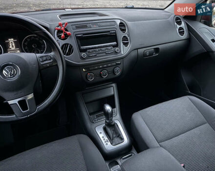 Красный Фольксваген Тигуан, объемом двигателя 1.98 л и пробегом 160 тыс. км за 12000 $, фото 13 на Automoto.ua