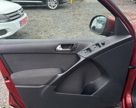 Червоний Фольксваген Тігуан, об'ємом двигуна 2 л та пробігом 140 тис. км за 11100 $, фото 25 на Automoto.ua