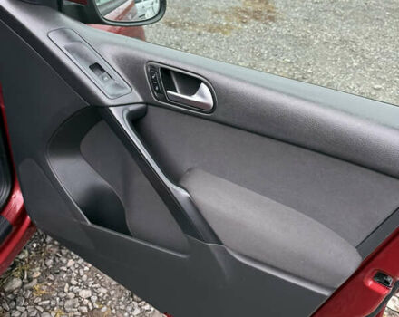 Червоний Фольксваген Тігуан, об'ємом двигуна 2 л та пробігом 140 тис. км за 11100 $, фото 18 на Automoto.ua