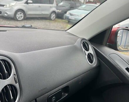 Червоний Фольксваген Тігуан, об'ємом двигуна 2 л та пробігом 140 тис. км за 11100 $, фото 28 на Automoto.ua