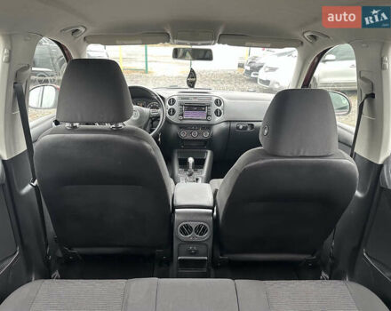 Червоний Фольксваген Тігуан, об'ємом двигуна 2 л та пробігом 140 тис. км за 11100 $, фото 37 на Automoto.ua