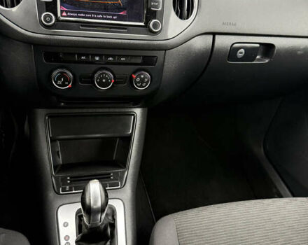 Червоний Фольксваген Тігуан, об'ємом двигуна 2 л та пробігом 140 тис. км за 11100 $, фото 14 на Automoto.ua