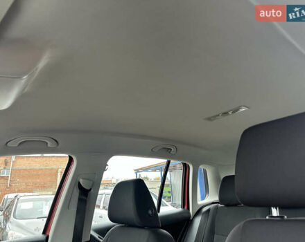 Червоний Фольксваген Тігуан, об'ємом двигуна 2 л та пробігом 140 тис. км за 11100 $, фото 29 на Automoto.ua