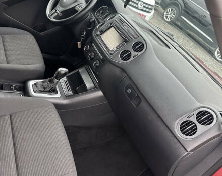 Червоний Фольксваген Тігуан, об'ємом двигуна 2 л та пробігом 140 тис. км за 11100 $, фото 39 на Automoto.ua