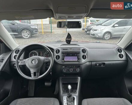 Червоний Фольксваген Тігуан, об'ємом двигуна 2 л та пробігом 140 тис. км за 11100 $, фото 33 на Automoto.ua