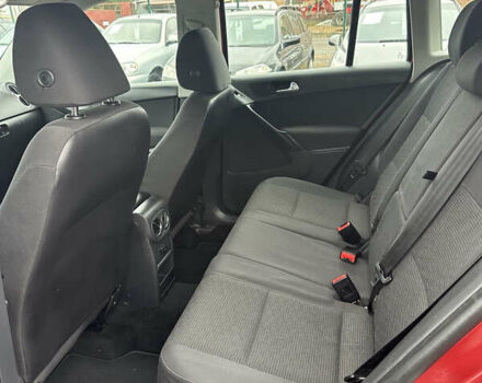 Червоний Фольксваген Тігуан, об'ємом двигуна 2 л та пробігом 140 тис. км за 11100 $, фото 31 на Automoto.ua