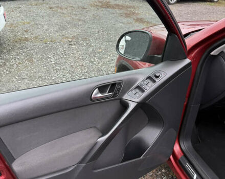 Червоний Фольксваген Тігуан, об'ємом двигуна 2 л та пробігом 140 тис. км за 11100 $, фото 10 на Automoto.ua